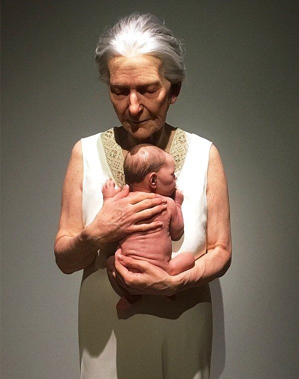 Yeni doğan torununu kucaklayan yaşlı kadının fotoğrafı. Pardon heykellerin fotoğrafı olacaktı.Kadının göz kapakları, her ikisininde vücut hatları ve mimikler... Hayran kalmamak elde değil!