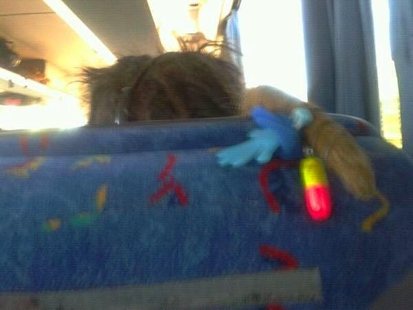 7. Saçlarını arkaya atan tip. Kuaförde değil, otobüsteyiz!