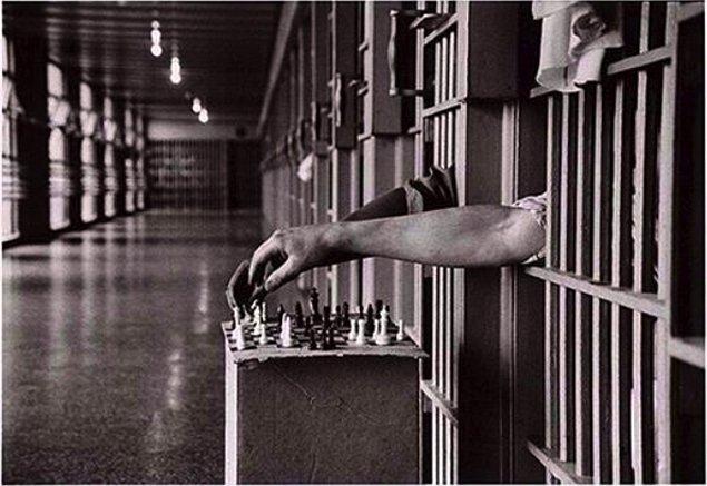 19. Hücrelerinde satranç oynayan iki mahkum, Attica Hapishanesi, New York, 1972