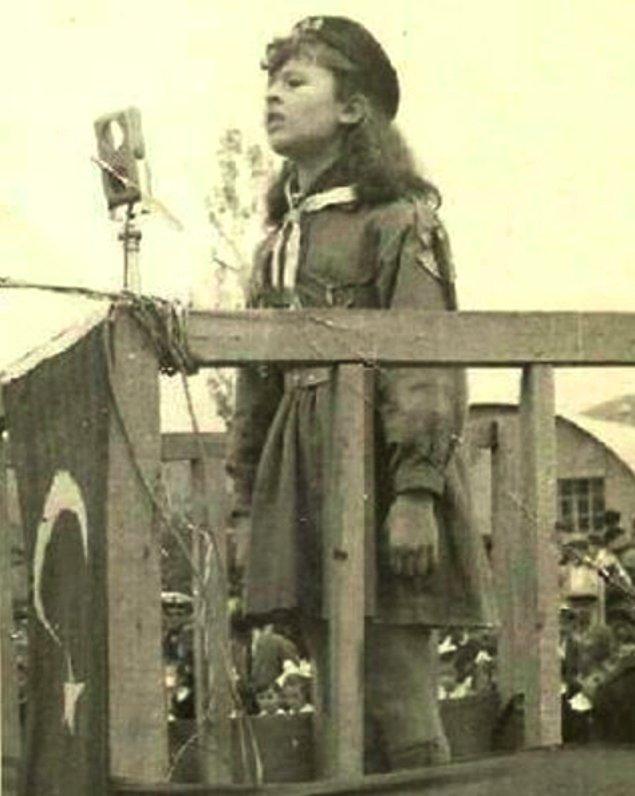 21. 29 Ekim 1961'de Cumhuriyet Bayramı Konuşması yapan bir kız öğrenci.