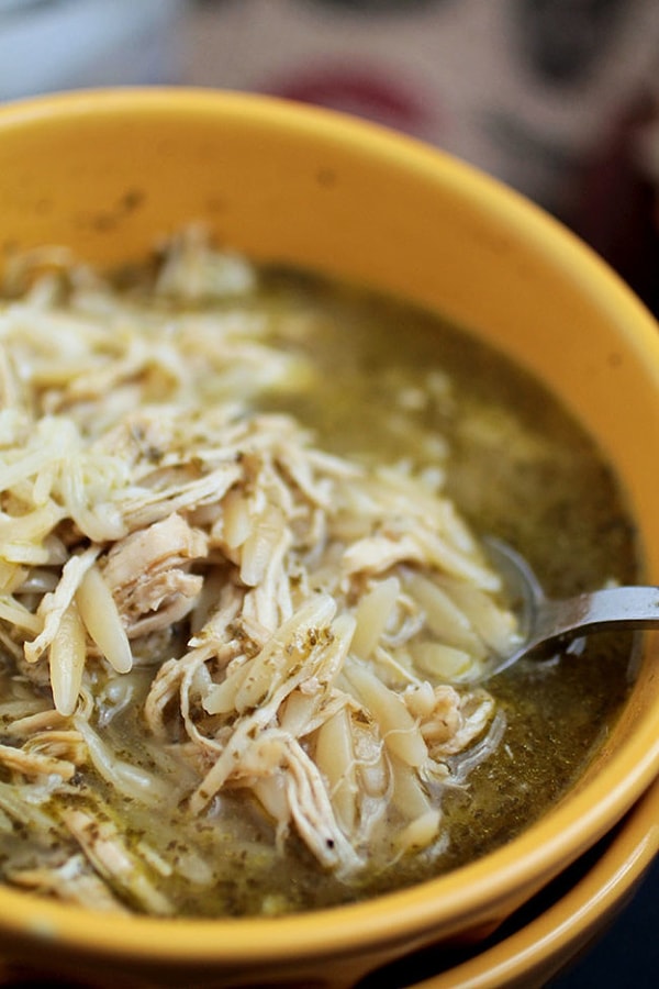 2. Суп с курицей песто и пастой орзо