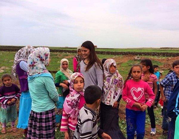 Beden Eğitimi öğretmeninin çağrısıyla yardım etmek için Diyarbakır’ın Çınar Alabaş Köyü’ndeki ilköğretim okuluna gidiyorlar.