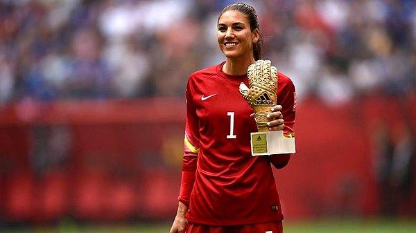 Solo, 2011 FIFA Kadınlar Dünya Kupası'nın en iyi kalecisi seçilerek 'Altın Eldiven' ödülüne layık görülmüştü.