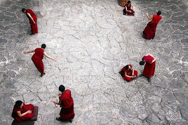 12. Jokhang Tapınağı'nda Doktrinleri Tartışan Keşişler, Lhasa, Tibet