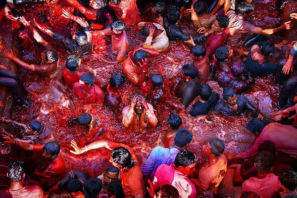 14. Holi Kutlamalarında Renklendirilmiş Suya Dalan Hintliler, Nasik, Hindistan