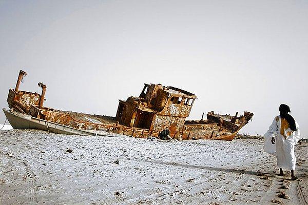 19. Nuakşot Sahilinde Paslanmış Bir Gemi, Moritanya