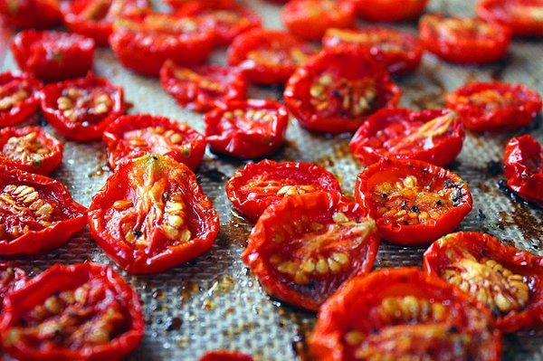 3. Salatalara, etlerin yanına, hatta kahvaltı masalarına bile yakışan kuru domates ile anlatmaya devam ediyoruz.