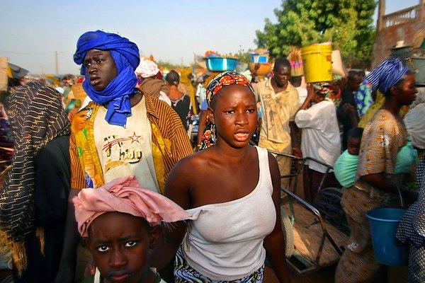 47. Segou Pazarında Kalabalığın İçinde Kaybolmak, Mali