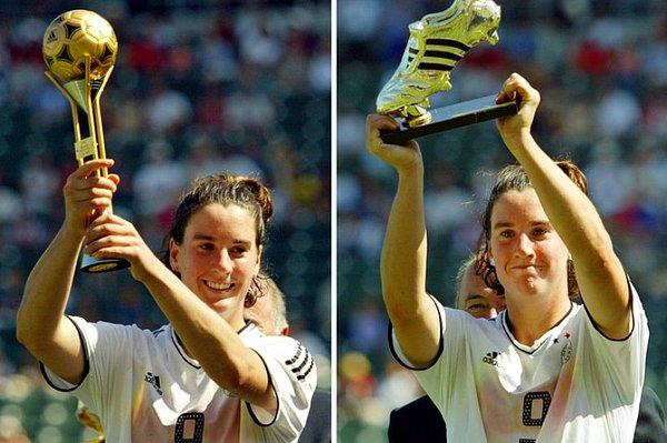 Dünya kupalarında attığı 14 golle kırılması zor bir rekora sahip olan Alman forvet, 2003'te FIFA Kadınlar Dünya Kupası Altın Top ve Altın Ayakkabı ödüllerini kazanmıştı.