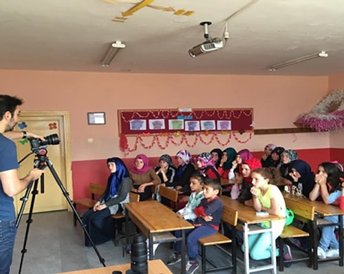 2016'da ise Trabzon'a gidiyorlar Ve Araklı Köyü Kestanelik Okulu'nda, hayatlarında hiç sinemaya gitmemiş çocuklar için bir sinema sınıfı kuruyorlar.