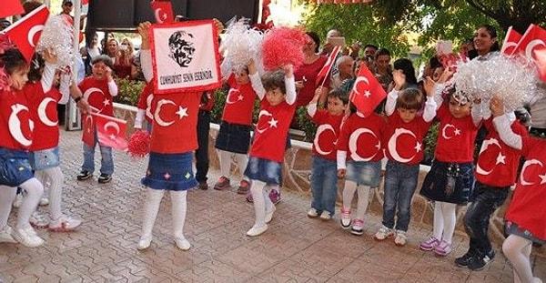 4. Gün boyunca, her yerde karşımıza çıkan kırmızı-beyaz renklerinde ya da Türk bayrağı baskılı kıyafetler giyinmiş çocuklar.