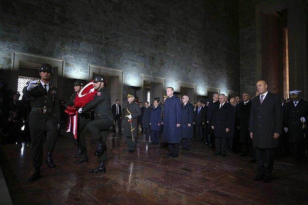 Cumhurbaşkanı Erdoğan'ın üzerinde ay yıldız bulunan çelengi Atatürk'ün mozolesine bırakmasının ardından saygı duruşunda bulunuldu, İstiklal Marşı okundu.
