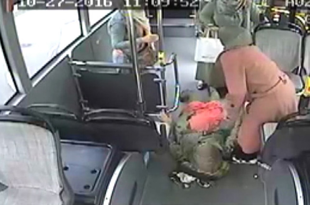 Hamile Kadın Çocuğunu Halk Otobüsünde Doğurdu