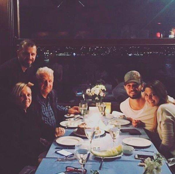 5. Aslı Enver, sevgilisi Murat Boz'un babasının doğum günü kutlamasına katıldı, ailece çektikleri fotoğrafı da Instagram hesabından paylaştı.