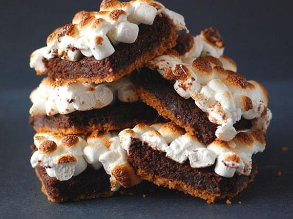 11. Brownieye değişik bir sunum isterseniz size marshmallowdan başkası yardımcı olamaz!