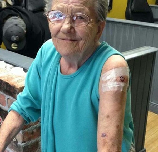 3. 79-летняя жительница Ирландии сбежала из дома престарелых, чтобы сделать свою первую татуировку.