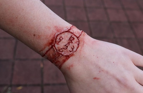 2. «Я начала заниматься визажем около трех лет назад, когда в нашей школе проводился конкурс костюмов, - говорит Хейз. – Я решила сделать себе лицо с застежкой и сделала. Мне так понравился процесс, что я решила не останавливаться и продолжать экспериментировать дальше».