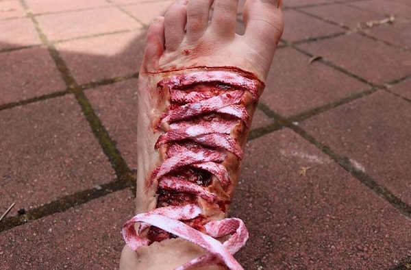 1. Чтобы достичь такого зловещего эффекта Рэни использует лишь косметику и пластический грим – ничего больше.