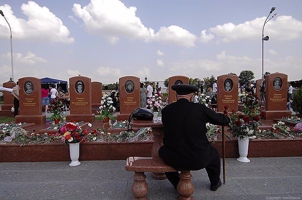 15. Другое первое сентября. Феликс Тотиев у могил шестерых своих внуков. Беслан.