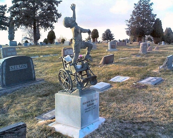 19. Отец поставил памятник своему сыну-инвалиду на кладбище в Солт-Лейк-Сити, изобразив его свободным от своих земных тягот.