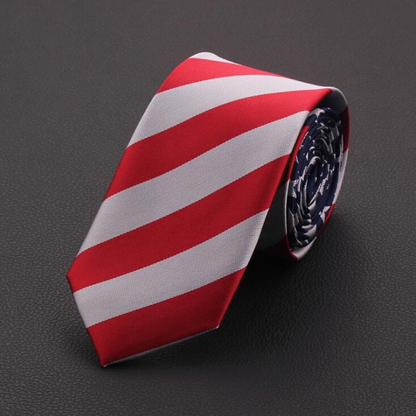 14. Обычно полосы на американских галстуках идут от правого верхнего угла к левому нижнему, тогда как на британских галстуках, наоборот – с верхнего левого к правому нижнему