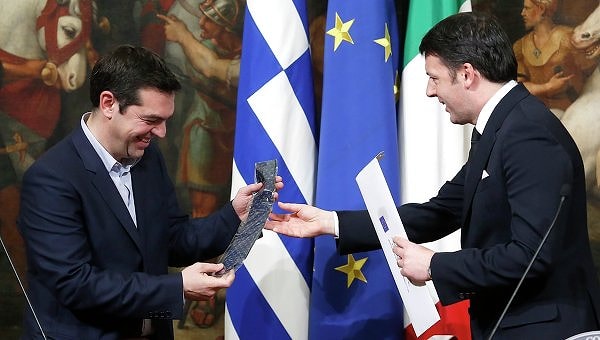 20. Премьер-министр Греции Алексис Ципрас не носит галстуки, но пообещал перед тем, как прийти к власти, что будет их носить