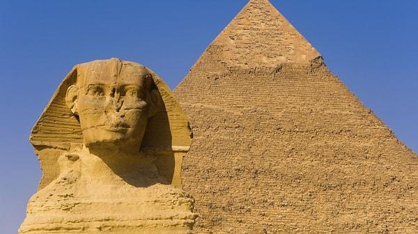 Piramitlerin yapımı esnasında işçilerin olağanüstü bir çabayla günde 10 metreküp taşı üst üste koyduklarını kabul edersek sadece "Keops" Piramidinde yer alan yaklaşık 2.5 milyon metreküp taş, 250.000 gün yani yaklaşık 664 yılda yerleştirilebiliyor.