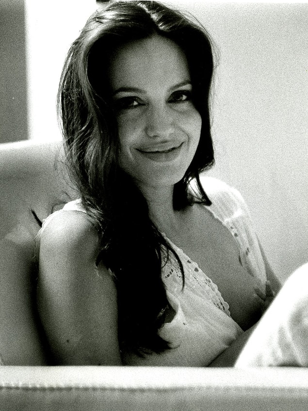 9. Brad Pitt'in kadrajından evlerinde ikizlerini emzirirken Angelina Jolie...
