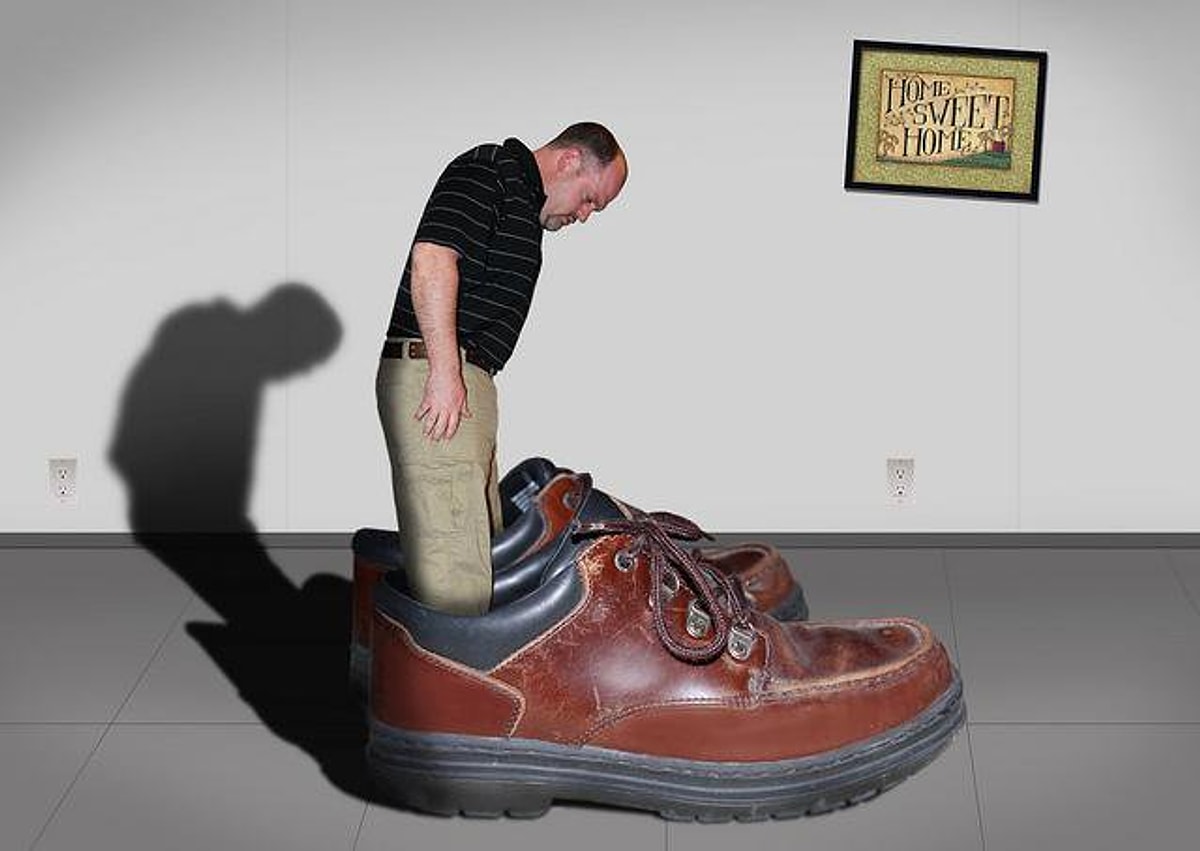 Смешная обувь. Где моя обувь. Мужская обувь реклама. Мужская обувь баннер. Женская обувь.