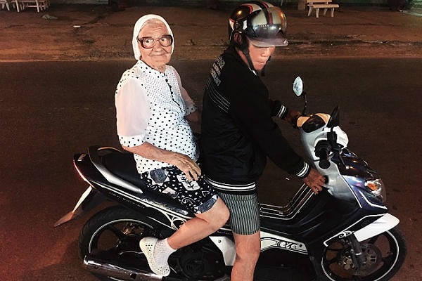 2. А после молву о супербабушке подхватили и все остальные СМИ, восхищающиеся смелой пенсионеркой.