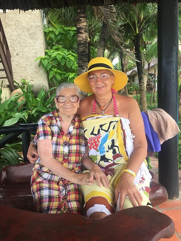 9. Теперь, когда баба Лена стала звездой, ей предлагают финансовую помощь даже совсем посторонние люди. Так что, возможно, теперь бабушка станет путешествовать еще чаще!