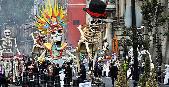 День мертвых 2016: тысячи мексиканцев вышли на парад