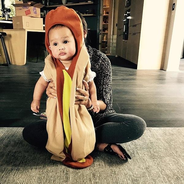 12. Bu sevimli hot dog ise Chrissy Teigen'in kızı Luna! 😍