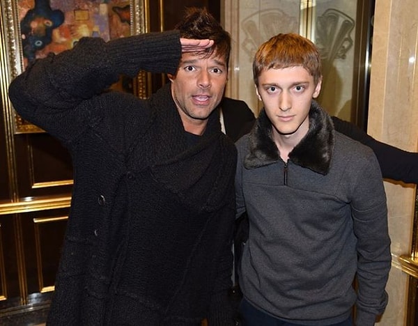 А также с Рики Мартином...