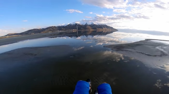 Manzaranın Güzelliğini Yansıtan Göl Üzerinde Enfes Uçuş Deneyimi