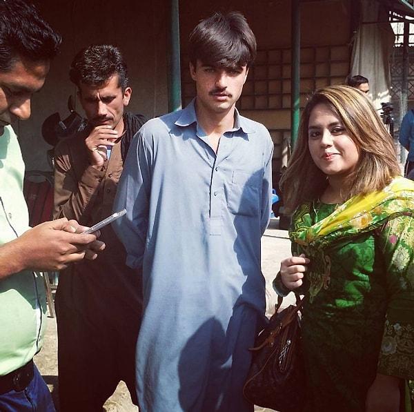 Arshad Khan telefonu olmadığı için ne kadar meşhur olduğunu, İslamabad'daki çay ocağına gelip çevresine toplanan gençler sayesinde fark etti.
