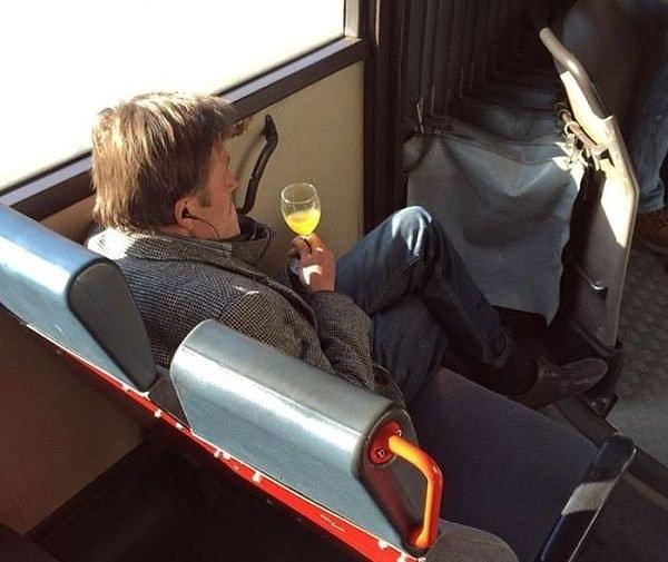 3. Adam kendince halk otobüsünde first class takılıyor, helal olsun