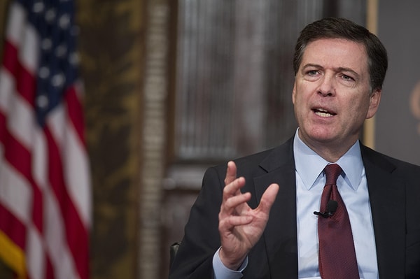 Cuma günü FBI Direktörü James Comey'nin ABD Kongresine gönderdiği mektupta Clinton'ın e-posta "skandalı" ile ilgili yeni bilgilere ulaştıklarını ve bu kapsamda soruşturmayı yeniden açacaklarını bildirmesiyle konu bir kez daha seçim tartışmalarında en üst sıraya tırmandı.