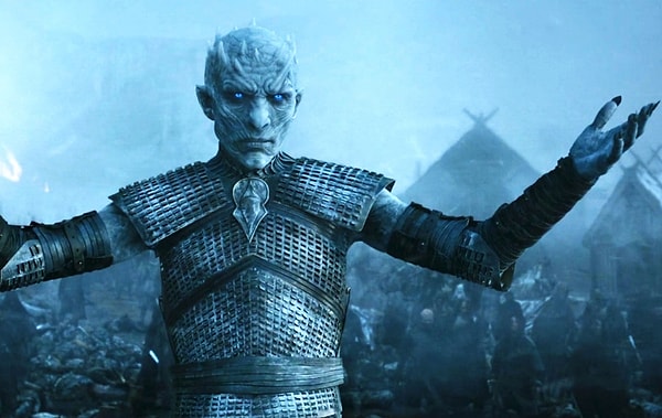 7. В 2015 году четыре эпизода пятого сезона сериала были опубликованы в телекачестве и с размытыми водяными знаками. Это произошло за сутки до официальной премьеры, что привело к тому, что теперь канал HBO не рассылает копии серий критикам до премьеры, как было заведено до этого инцидента