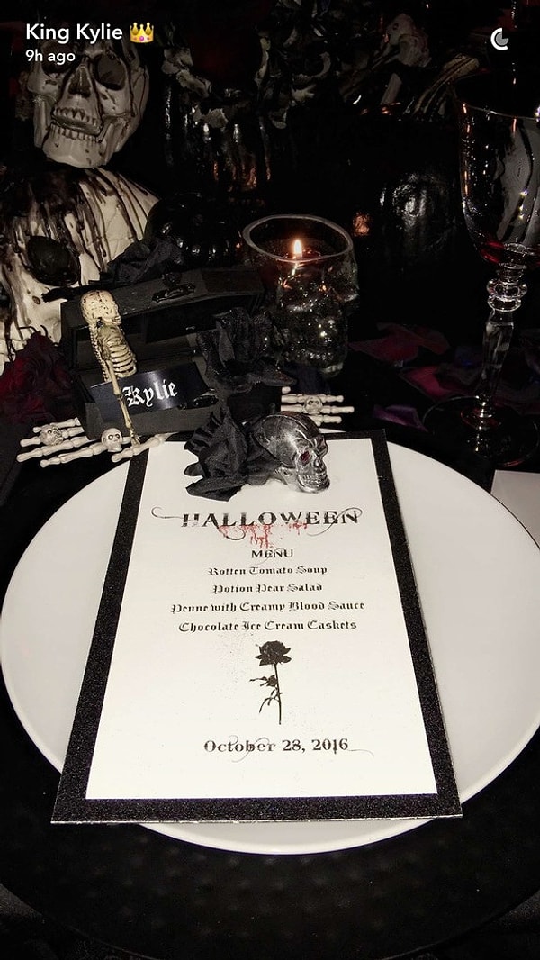 7. В меню были суп из "гнилых томатов", зелье из груш, паста "Пенне" с кремовым "кровавым" соусом и шоколадное мороженое-гробики на десерт