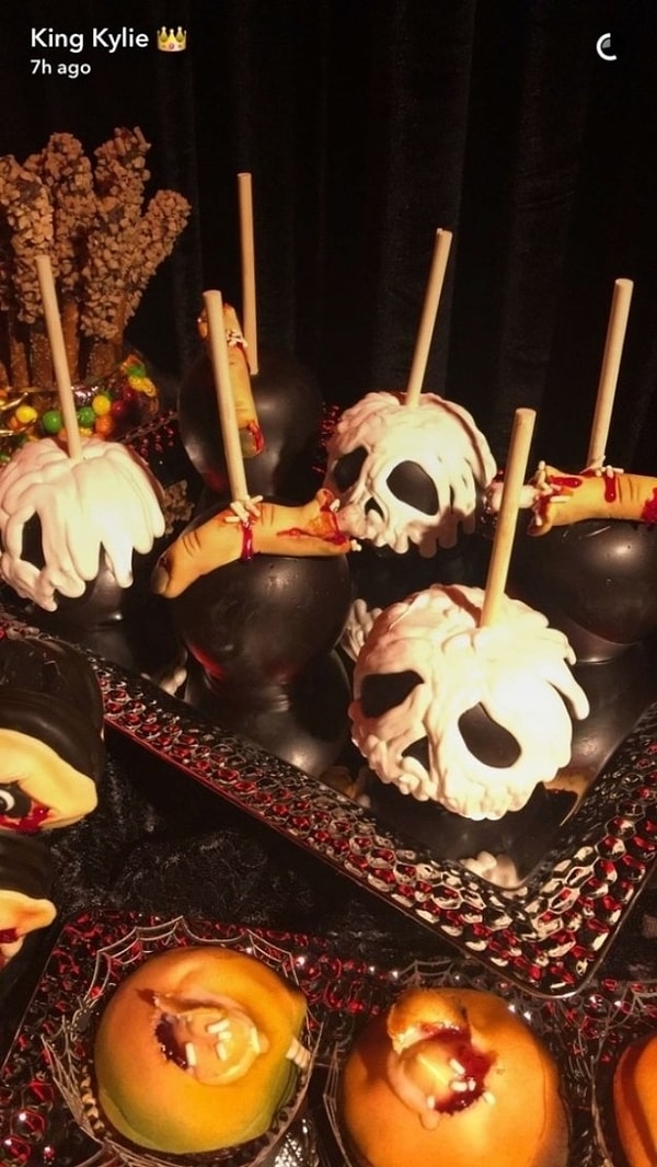 8. А еще на вечеринке можно было угоститься яблоками-черепами, облитыми шоколадом и украшенными отрубленными пальцами