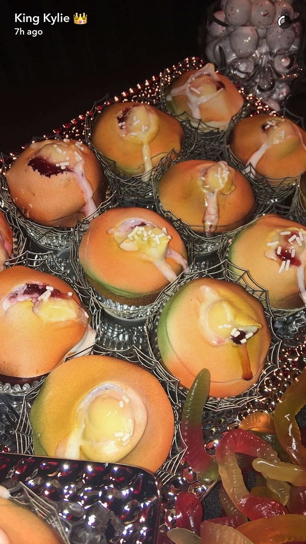 9. И капкейками в виде... эээ... прыщей