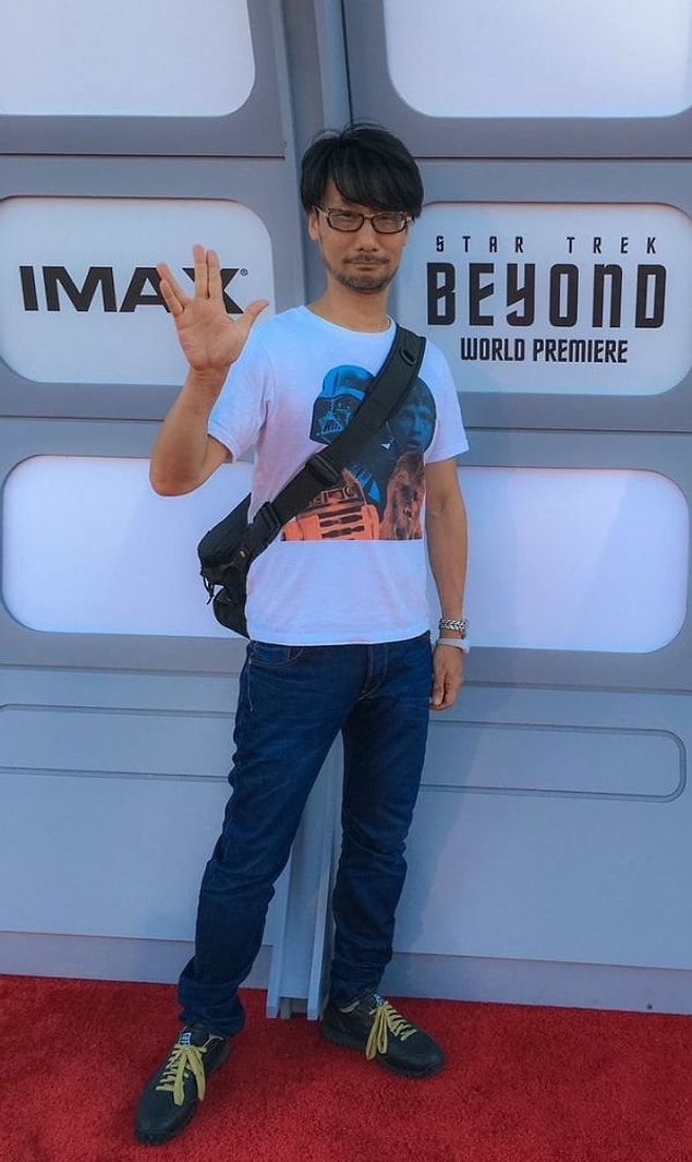 16. Star Trek filminin dünya prömiyerine Star Wars tişörtüyle gitme adamlığı desem kaç like gelir??