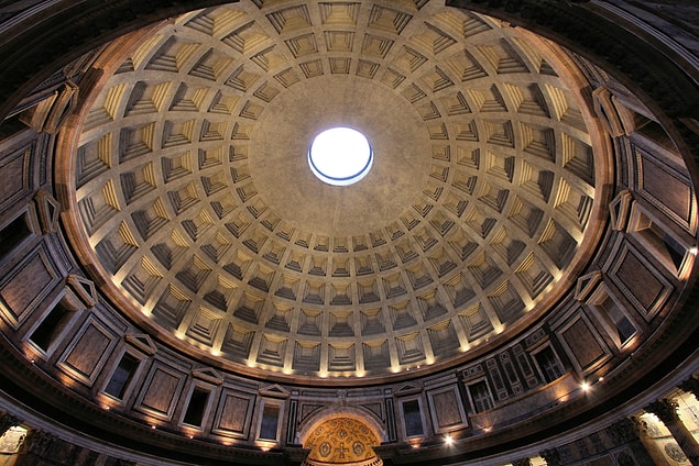 Tarihte ilerlemeye devam ediyoruz. 13 Mayıs 609 tarihinde Papa Boniface, Roma'daki Pantheon'u tüm Hıristiyan şehitlere adadı ve böylelikle "Tüm Şehitler Günü" kutlanmaya başlandı.