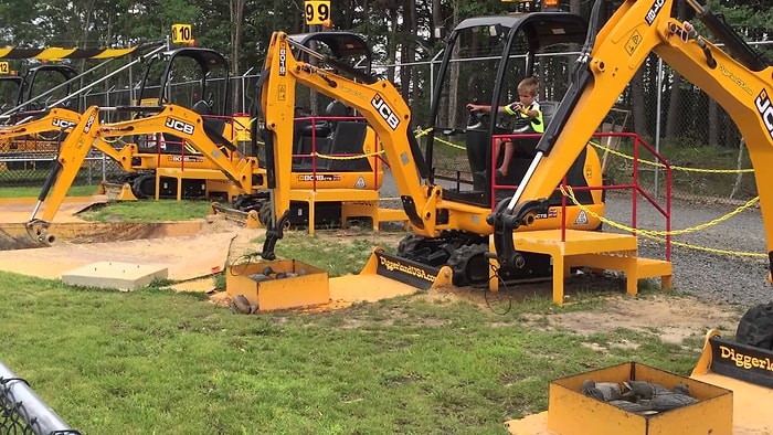 Gerçek Dozerlerle Çocuklara Muhteşem Bir Oyun Deneyimi Sunan Park