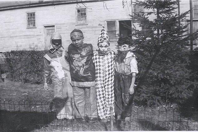 Çeşitli korkutucu kıyafetlere bürünmek ise Samhain'in ilk günlerinden gelen bir gelenek.