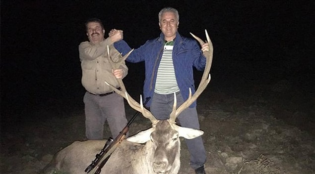 İşin daha vahim olan boyutu ise, Hamdi Sarıca bu avı gerçekleştirirken, yanında yasağı bizzat denetlemesi gereken devlet memurlarının olması.