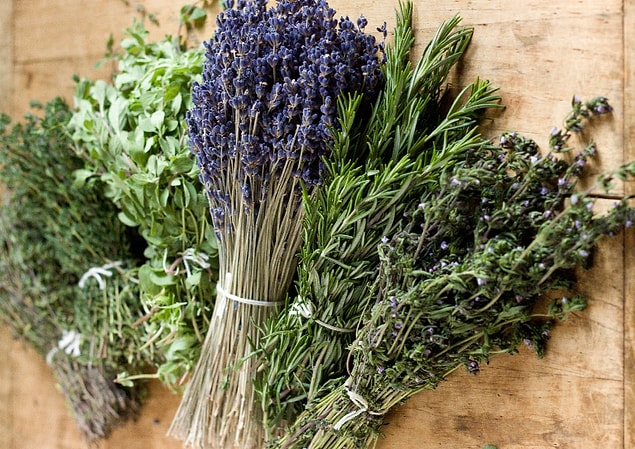 1. Herbes de Provence (Fransa) ile başlayalım; yani Provansa'nın mis kokan taze otlarıyla!