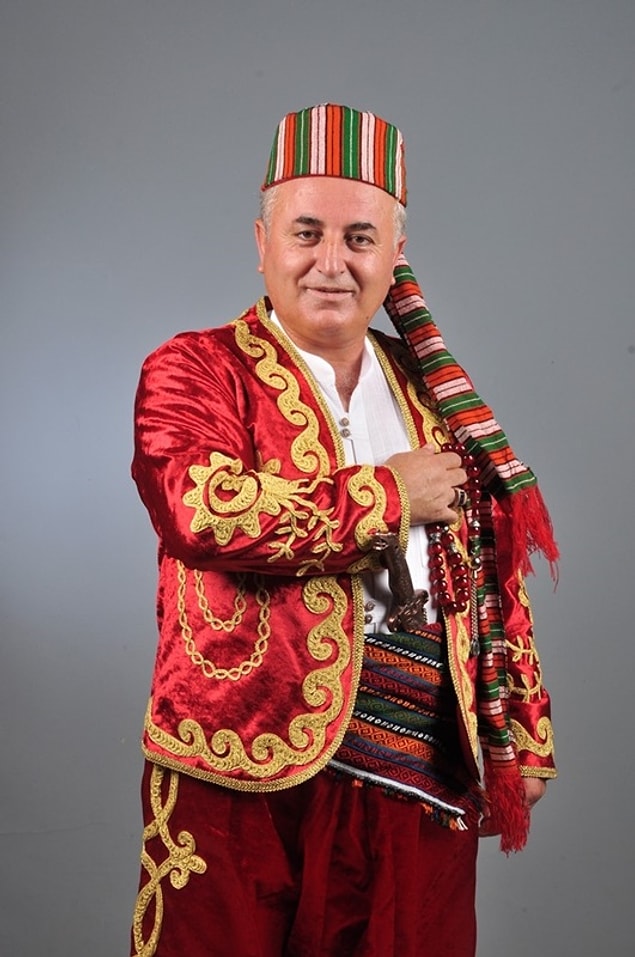 Hamdi Sarıca büyük bir “kahramanlık” örneği göstererek bir “kızıl geyik” avlamış.