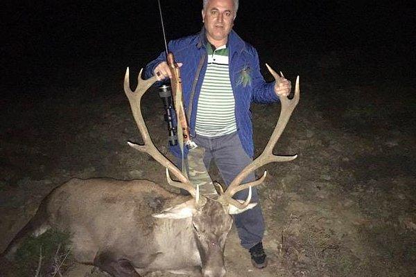 Üstüne de, avıyla ve tüfeğiyle bir arada göründüğü bu "gurur dolu" fotoğrafı sosyal medyada paylaşmış.